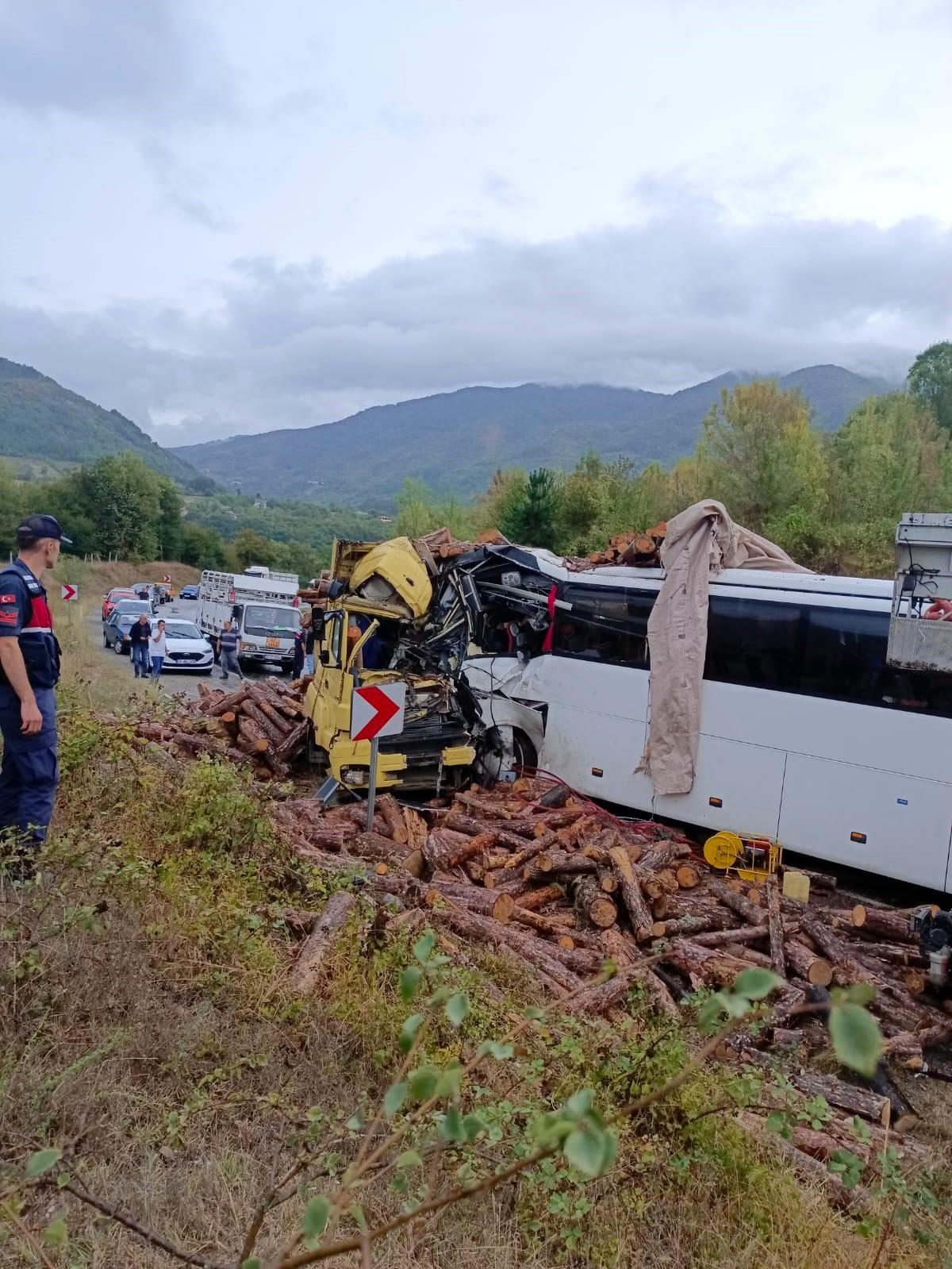 [YEREL / KAMU · Zonguldak · Gökçebey] Zonguldak-Karabük yolu Gökçebey mevkiinde korkunç kaza: 2 ölü, 21 yaralı