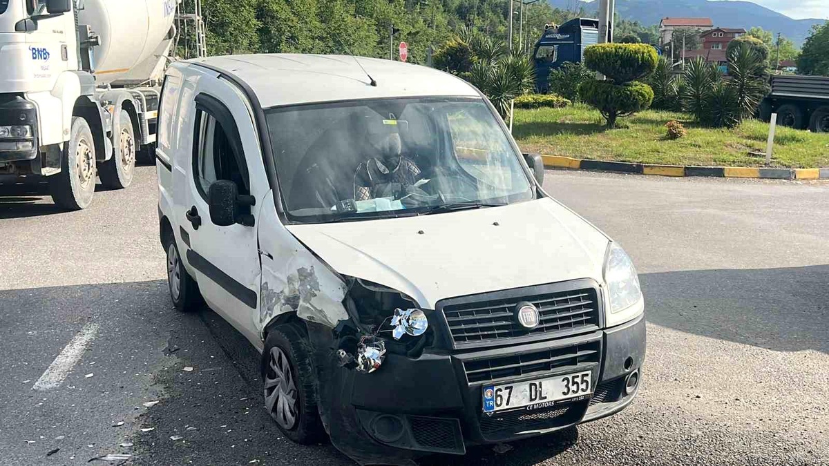 [YEREL / KAMU · Zonguldak · Gökçebey] Zonguldak-Ankara Karayolu Gökçebey Yol Ayrımında Trafik Kazası