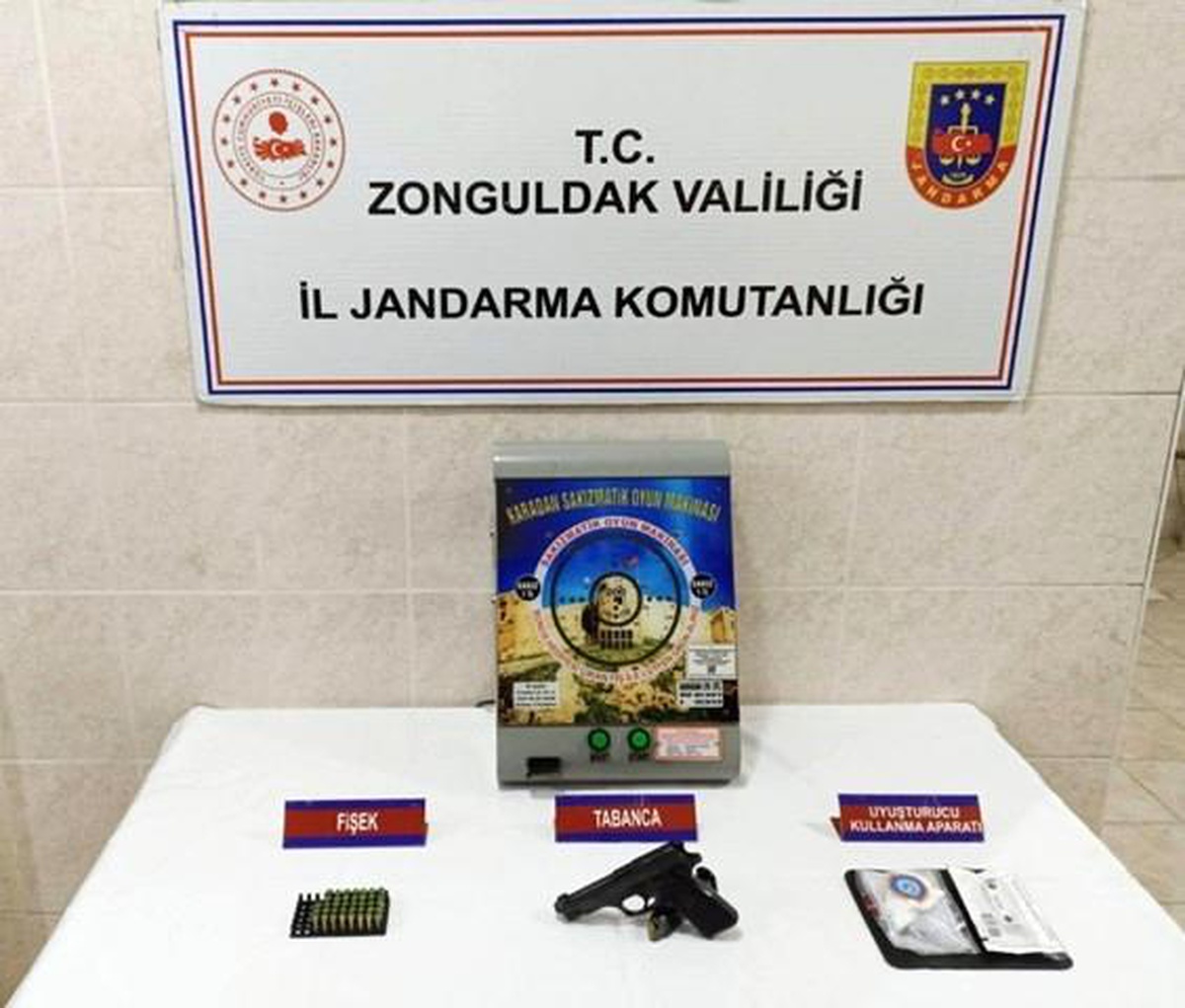 [YEREL / KAMU · Zonguldak · Gökçebey] Zonguldak'ta Ruhsatsız Tabanca ve Kumar Makinesi Ele Geçirildi