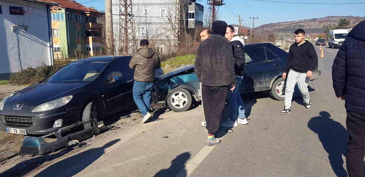 [YEREL / KAMU · Zonguldak · Gökçebey] Zonguldak'ta Hatalı Dönüş Kazası: 3 Kişi Yaralandı