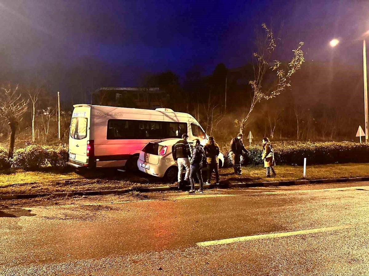 [YEREL / KAMU · Zonguldak · Gökçebey] Zonguldak'ta minibüs ile otomobil çarpıştı: 3 kişi yaralandı