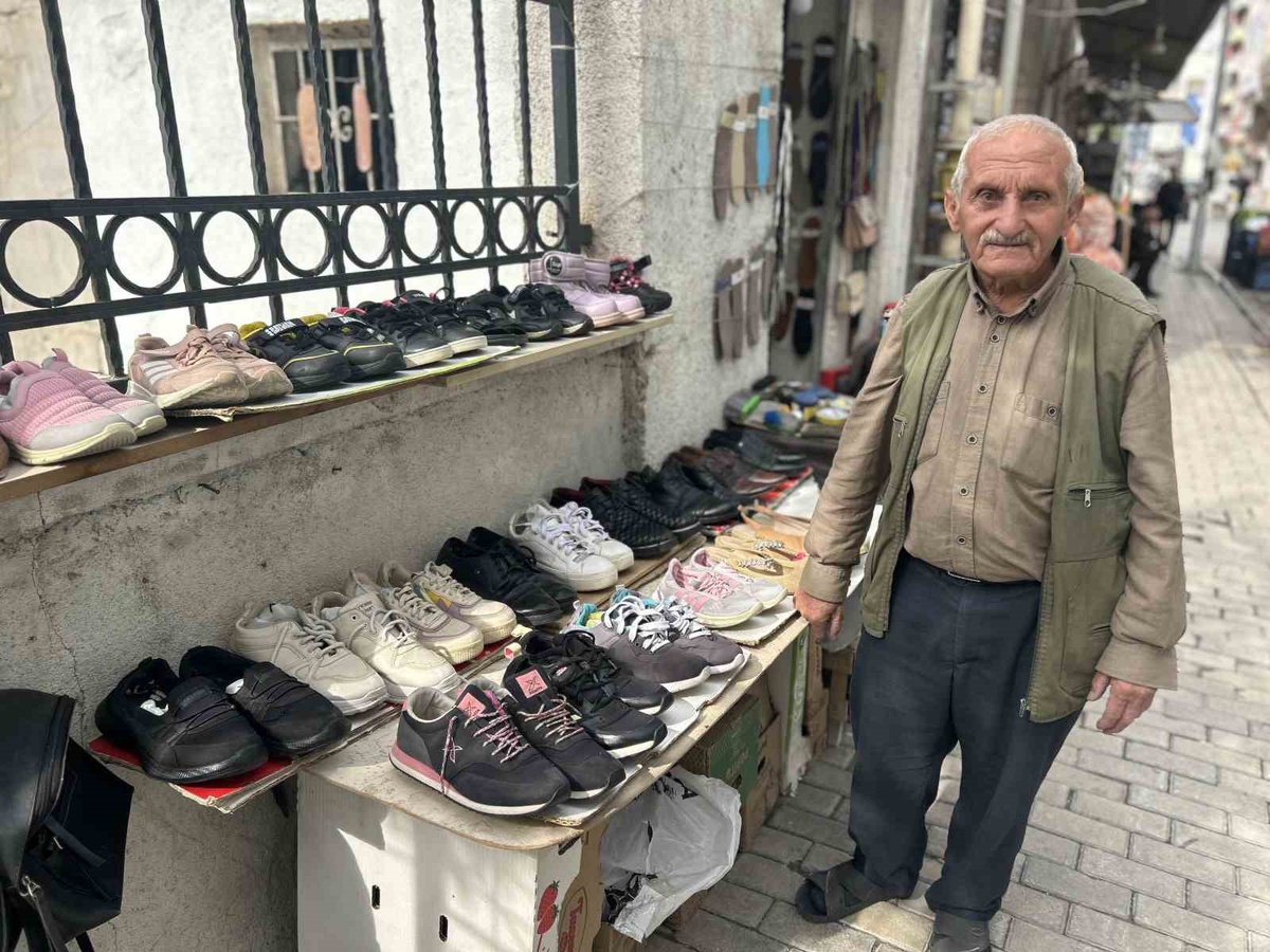 [BELEDIYE · Van] Van'da tamirci Deniz, alınmayan ayakkabıları ihtiyaç sahiplerine ücretsiz veriyor