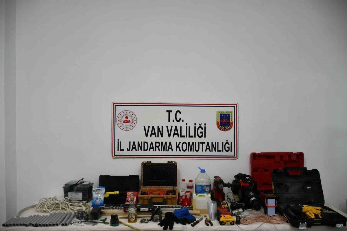 [BELEDIYE · Van] Van Gürpınar'da kaya mezarında define arayan 5 şüpheli yakalandı, 7 EYP imha edildi