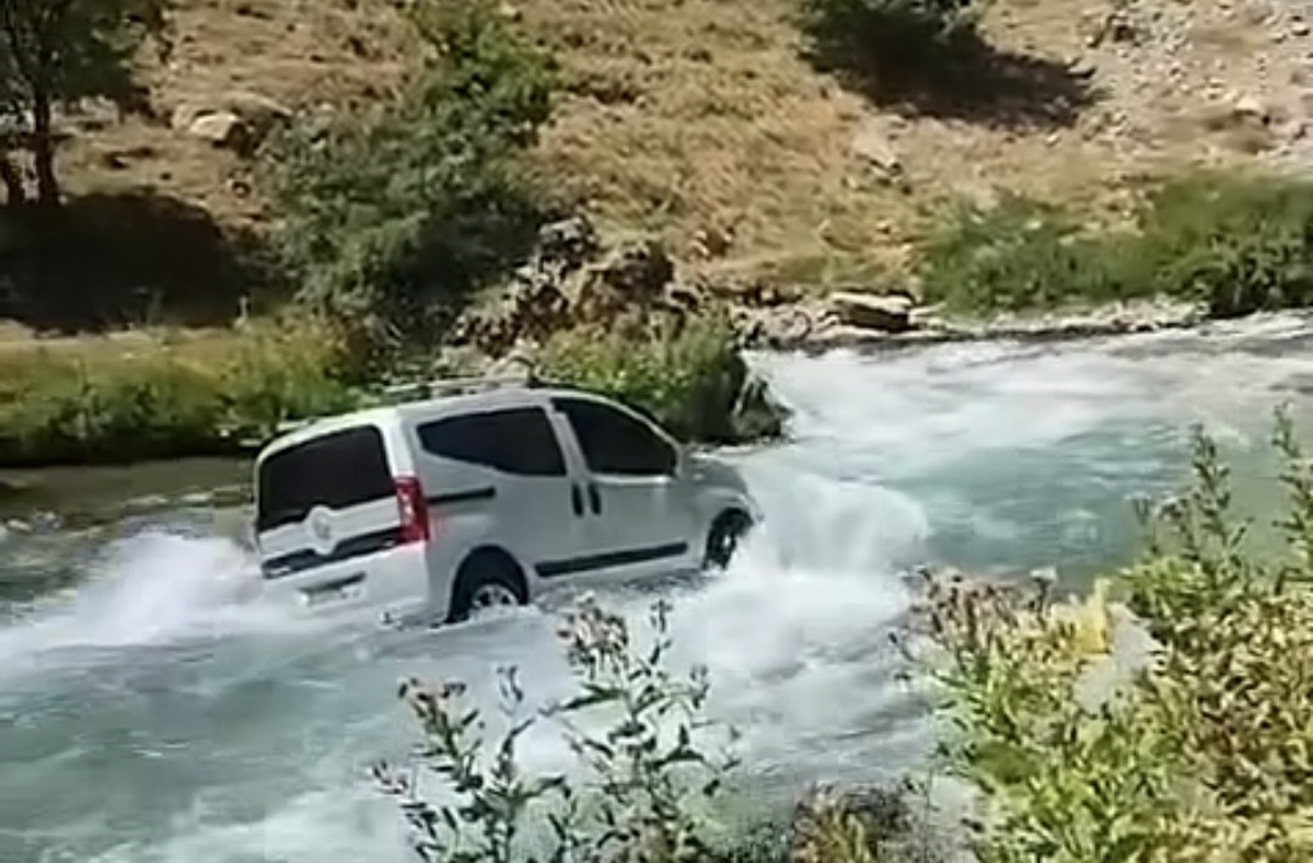 [BELEDIYE · Van · Bahçesaray] El Freni Tutmayan Kamyonet Çaya Uçtu