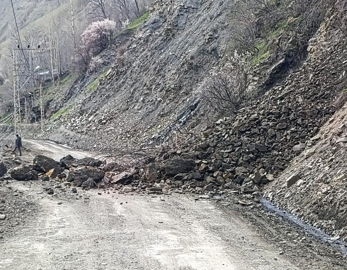 [BELEDIYE · Van · Bahçesaray] Bahçesaray'da mahalle yolunda heyelan