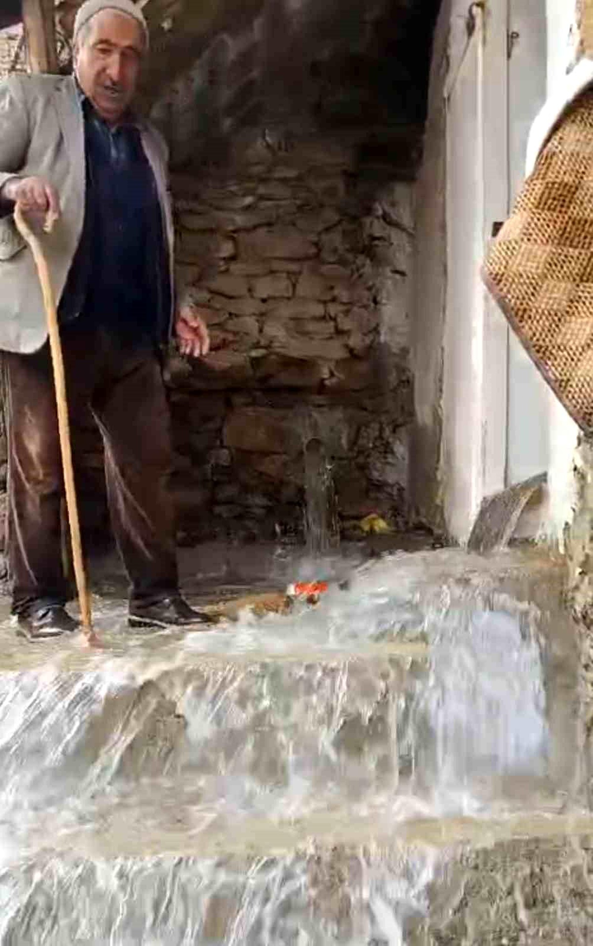 [BELEDIYE · Van · Bahçesaray] Bahçesaray'da dağlarda kar, mahallede sel