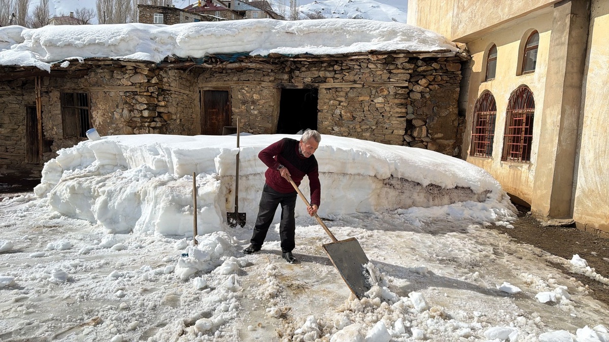 [BELEDIYE · Van · Bahçesaray] Van'da 106 yerleşim yeri ulaşıma kapandı; Bahçesaray'da kar kalınlığı 1 metreyi aştı
