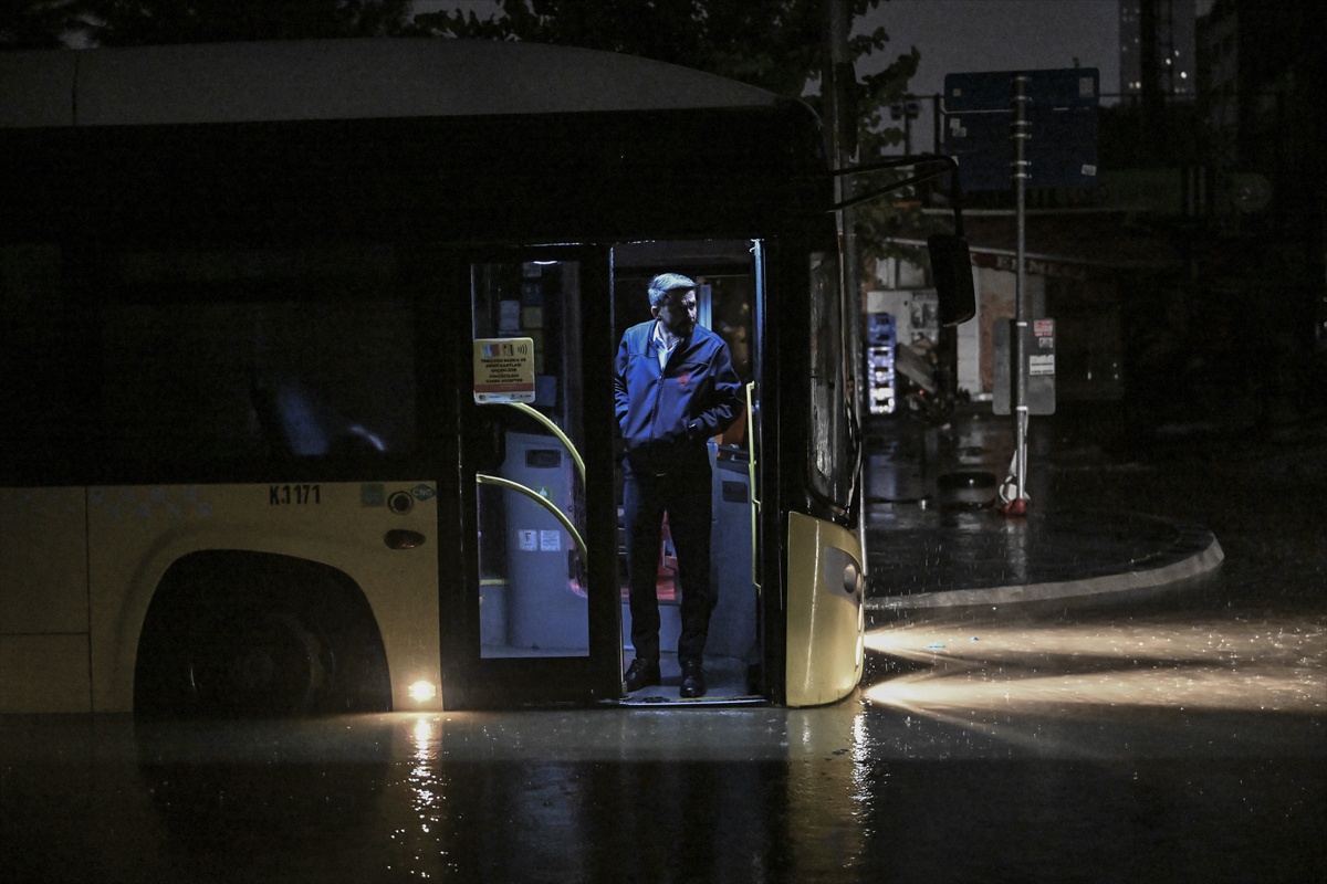 İstanbul'da sağanak nedeniyle iş yerinde mahsur kalanlar iş makineleriyle kurtarıldı