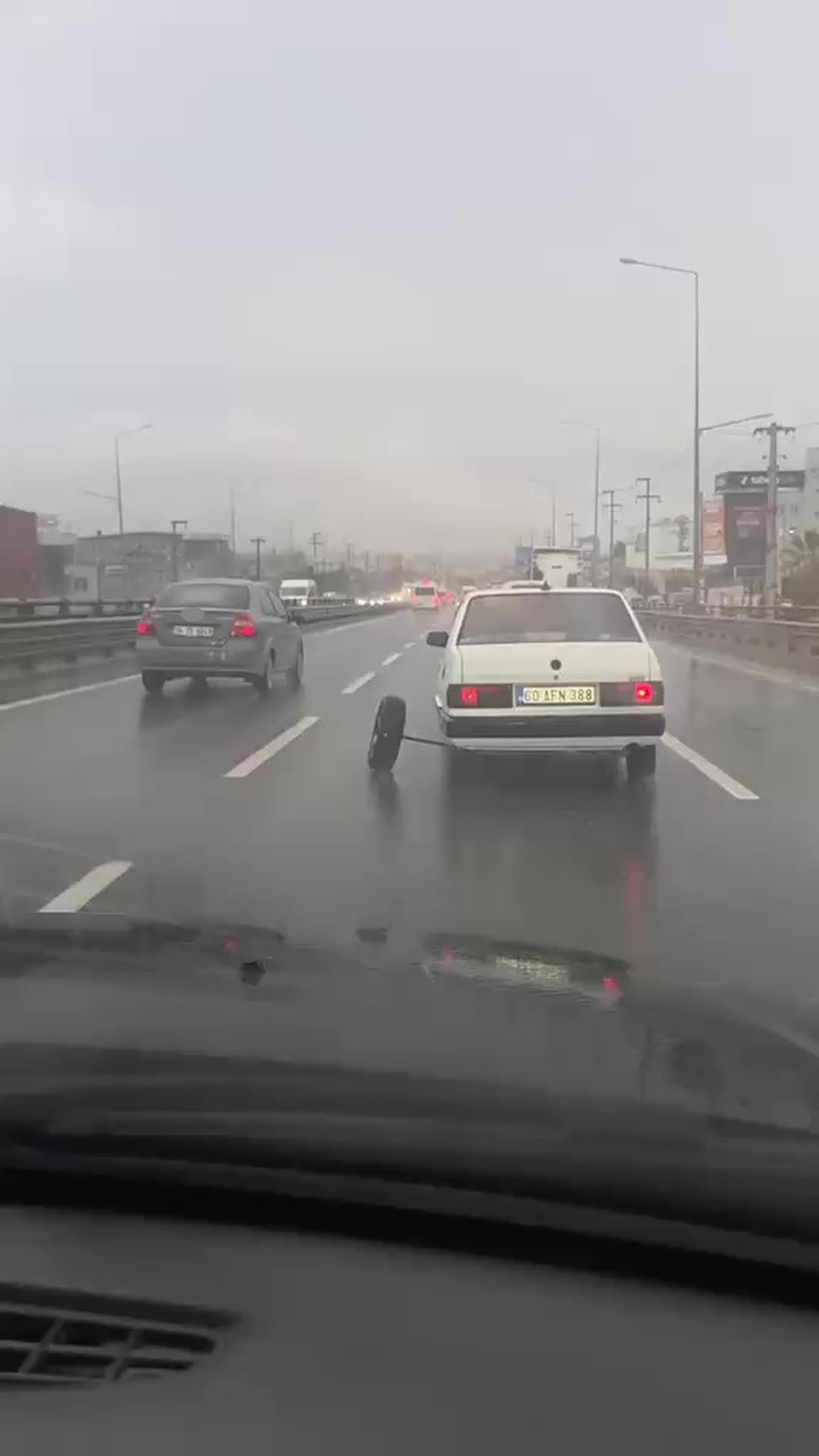 Kocaeli'de sürücü, tekerleği çıkan otomobili emniyet şeridine çekerek kazayı önledi