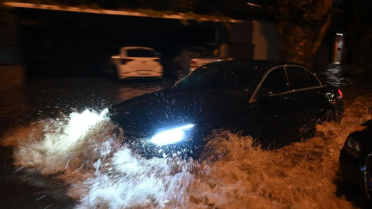 İstanbul'da araçlar sele kapıldı! Mağdurlar ne yapacak? Kaskosu olmayanlar dikkat