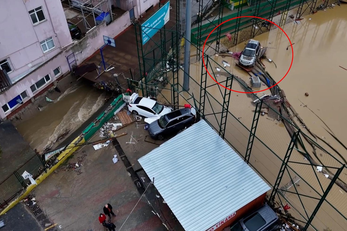 İstanbul'da afetin büyüklüğün gösteren görüntü! Araç stadyumun içine sürüklendi