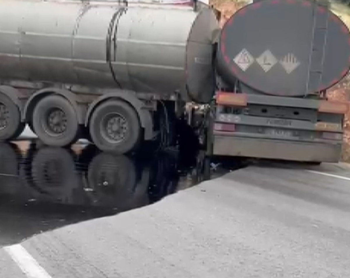 Gaziantep Nurdağı'nda 2 tanker çarpıştı, sürücüler yaralandı, tonlarca yakıt döküldü