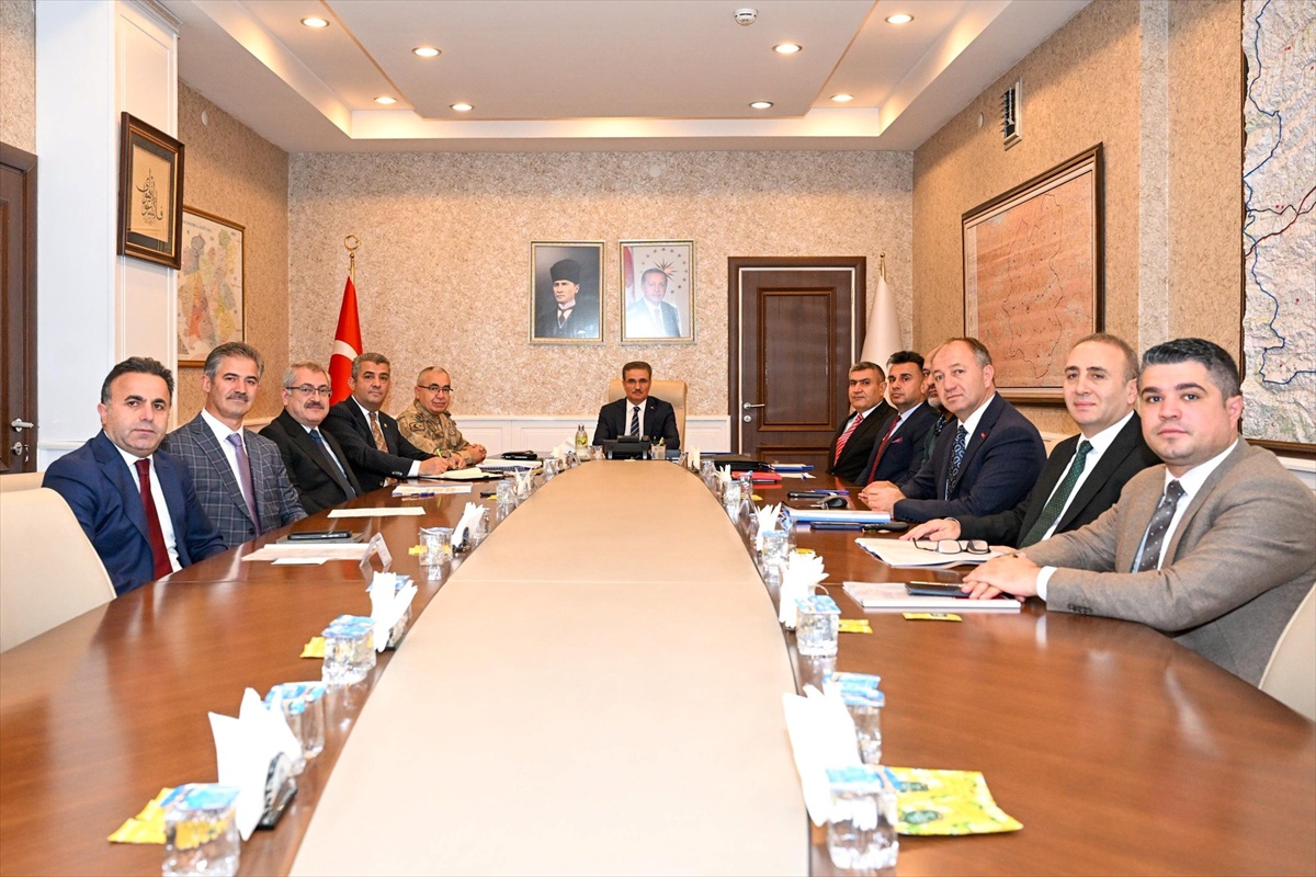 Erzurum'da Vali Baruş başkanlığında sosyal medyanın gençlere etkisi masaya yatırıldı