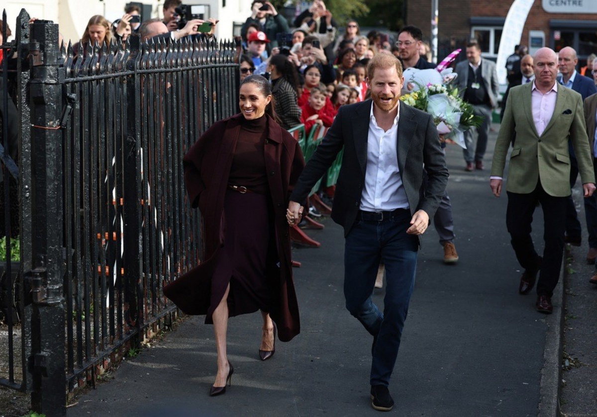 6 yıl sonra İngiltere'ye dönen Prens Harry ve Meghan ilk kez halkın karşısına çıktı! Nottingham'da sevgi gösterisi
