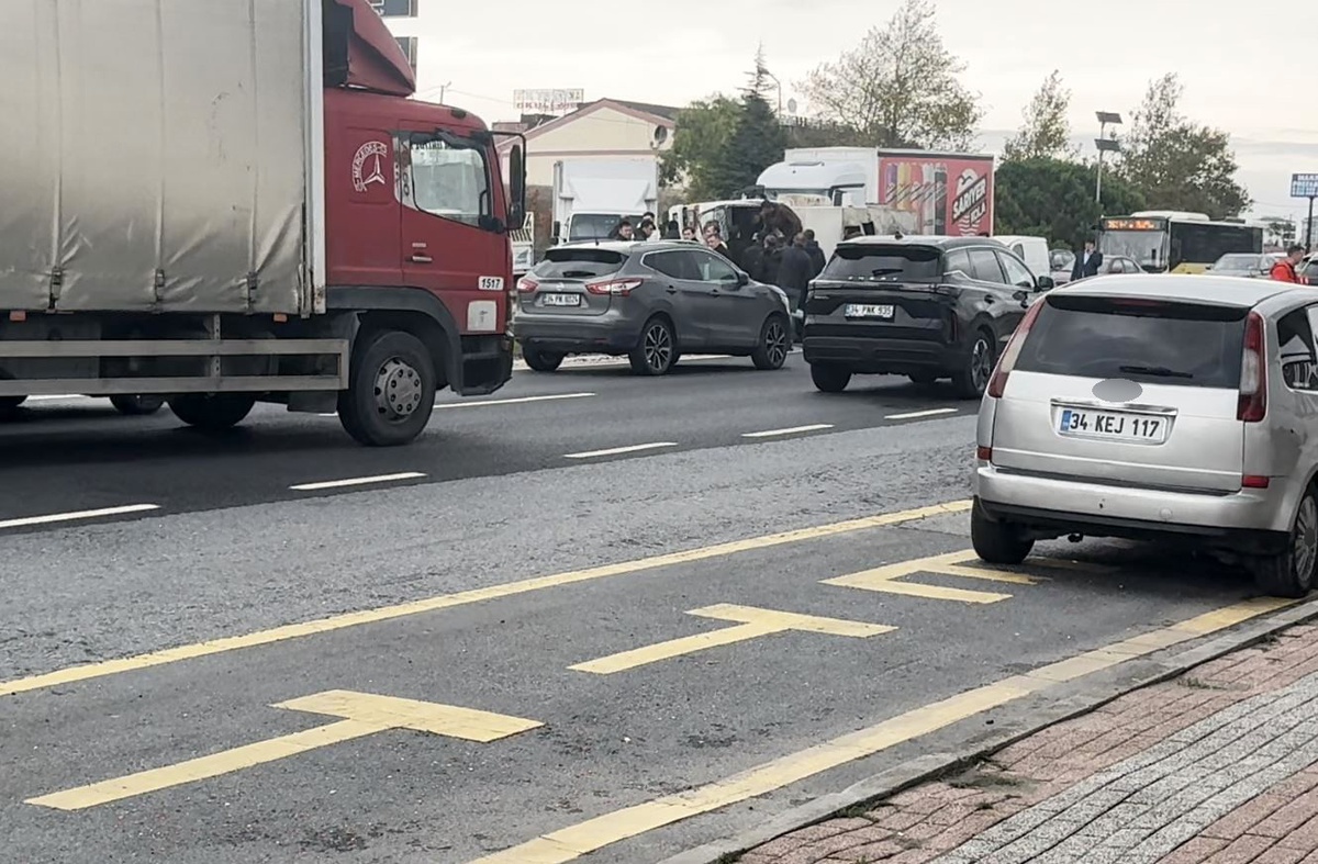 Beylikdüzü'nde E-5'te kaygan yolda yan yatan kamyonun sürücüsü hastaneye kaldırıldı