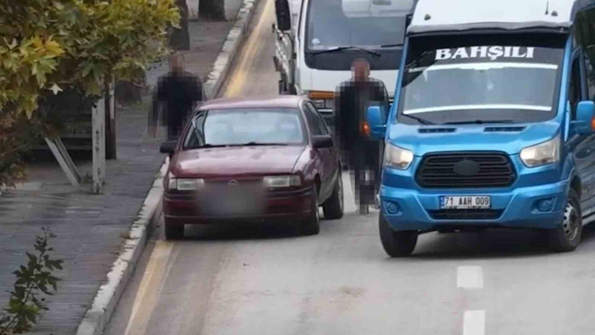 Kırıkkale'de dronu fark eden ehliyetsiz sürücü araçtan inip yürüdü, yolcu direksiyona geçti! 80 bin lira ceza