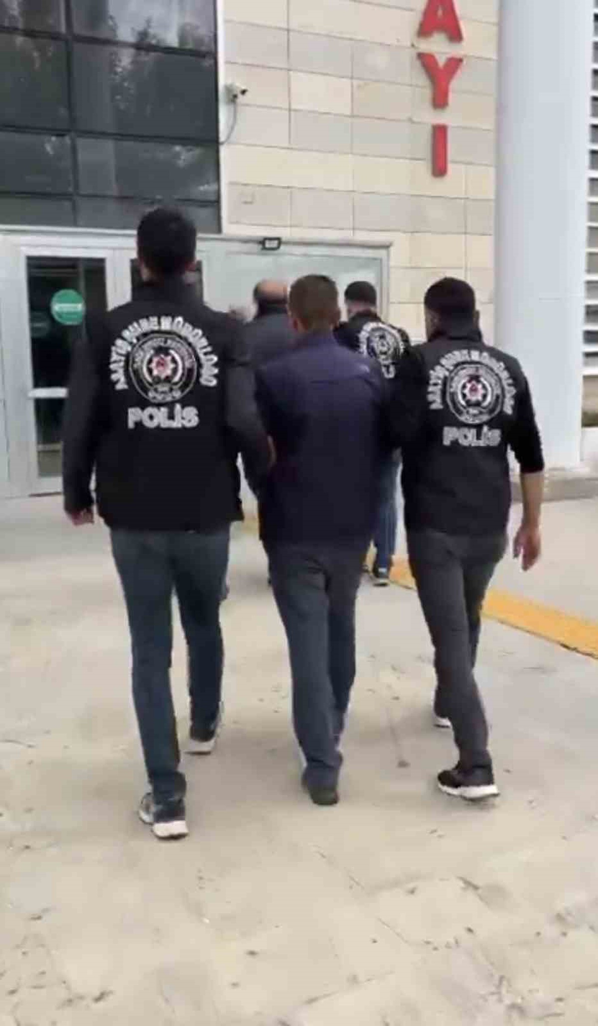 Elazığ'da kendini başkomiser olarak tanıtan dolandırıcılar 72 yaşındaki vatandaşın 1,5 milyon lirasını aldı! 3 şüpheli tutuklandı