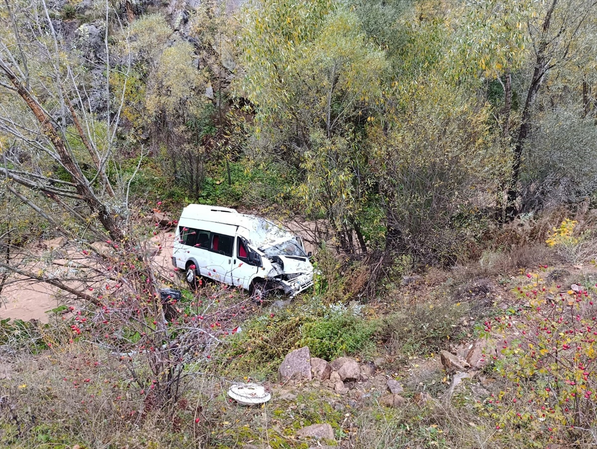 Sivas'ın Suşehri ilçesinde dereye devrilen minibüsün sürücüsü yaralandı