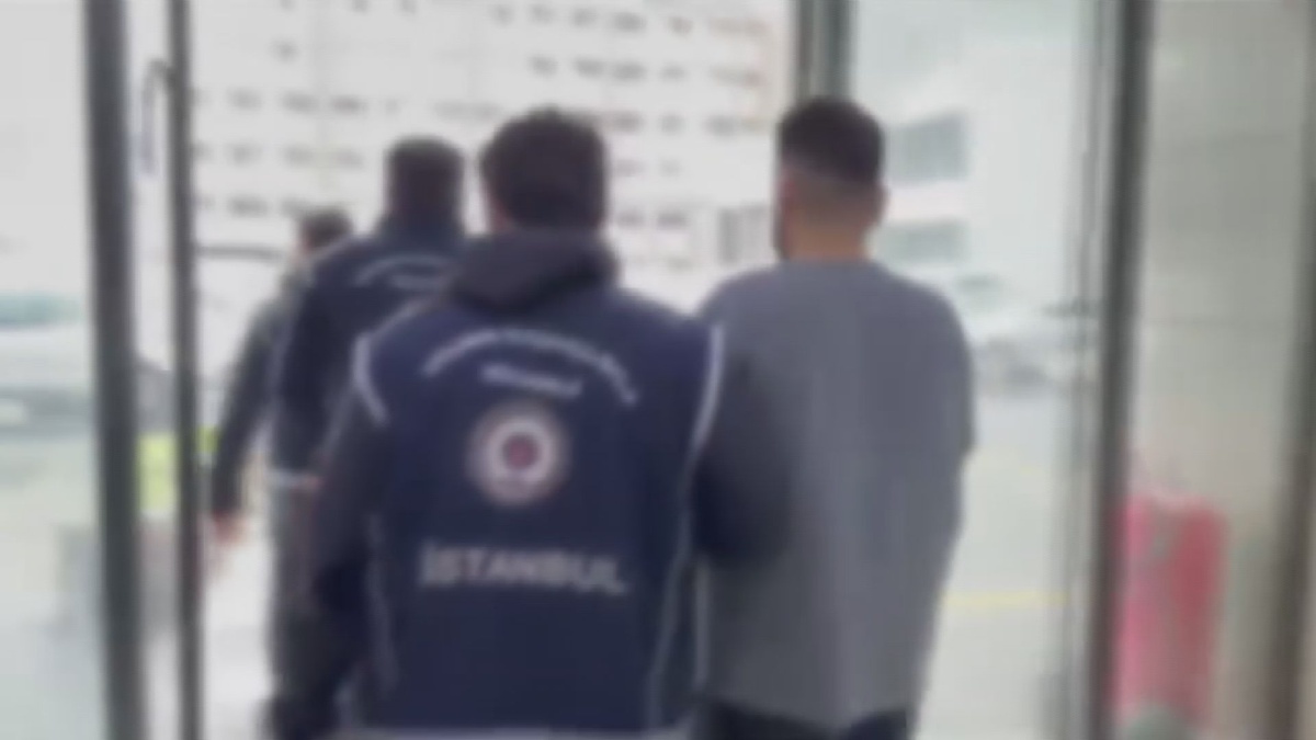 Fatih'te göçmen kaçakçılığı ve sahtecilik operasyonunda 4 şüpheliden 2'si tutuklandı