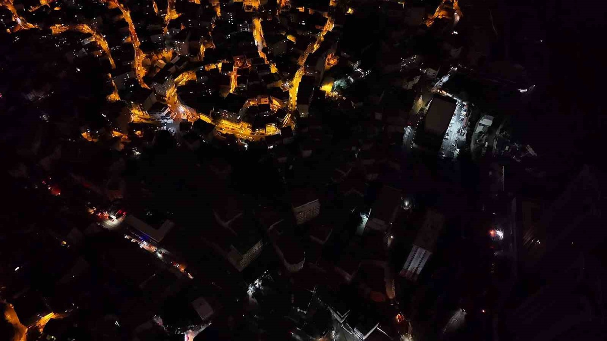 İstanbul'da selin vurduğu Sarıyer Ayazağa'da enkaz kurtarma çalışmaları sürüyor
