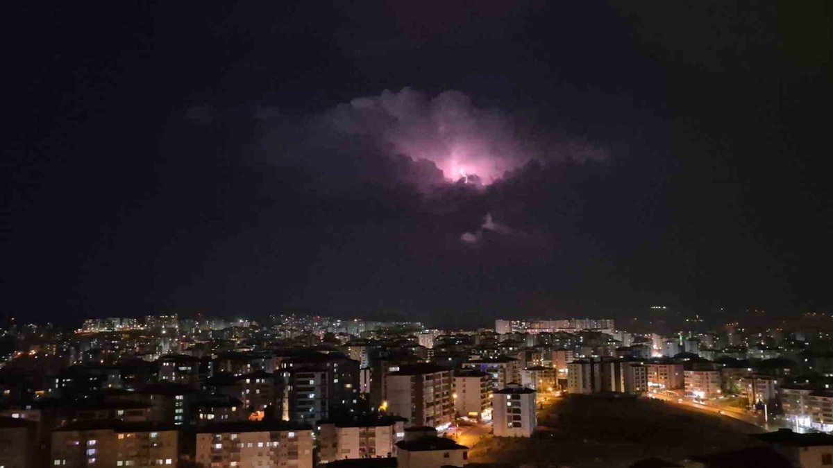 Meteorolojinin sağanak uyarısı verdiği Elazığ'da bulutların içinde şimşekler çaktı
