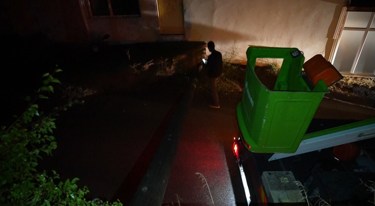 Gümüşhane'de aynı elektrik direği 80 yaşındaki kadının bahçesine ikinci kez devrildi