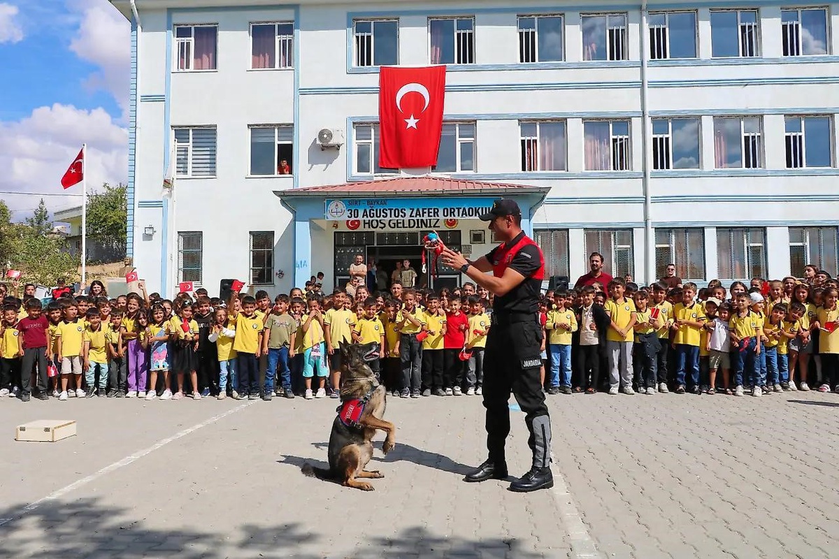 [BELEDIYE · Siirt · Baykan] Siirt Baykan'da jandarma, 600 öğrenciye trafik ve siber güvenlik eğitimi verdi