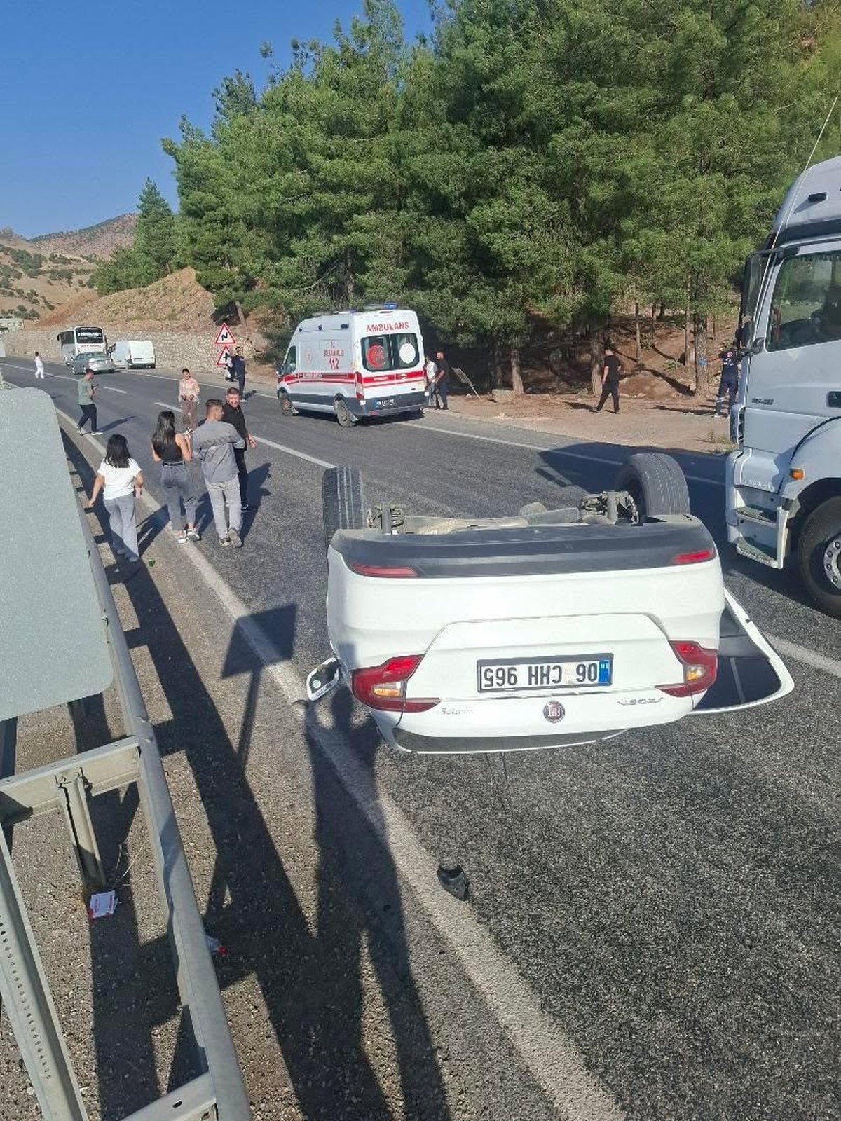[BELEDIYE · Siirt · Baykan] Siirt Baykan'da otomobil takla atıp şarampole devrildi, 2 kişi yaralandı