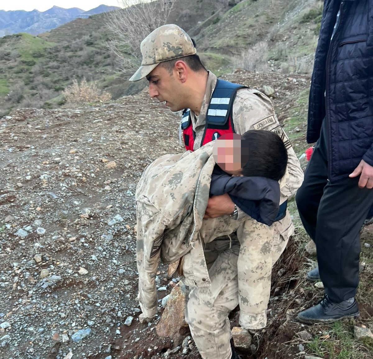[BELEDIYE · Siirt · Baykan] Oyun oynarken kaybolan Emin, 1,5 kilometre uzaklıkta bulundu