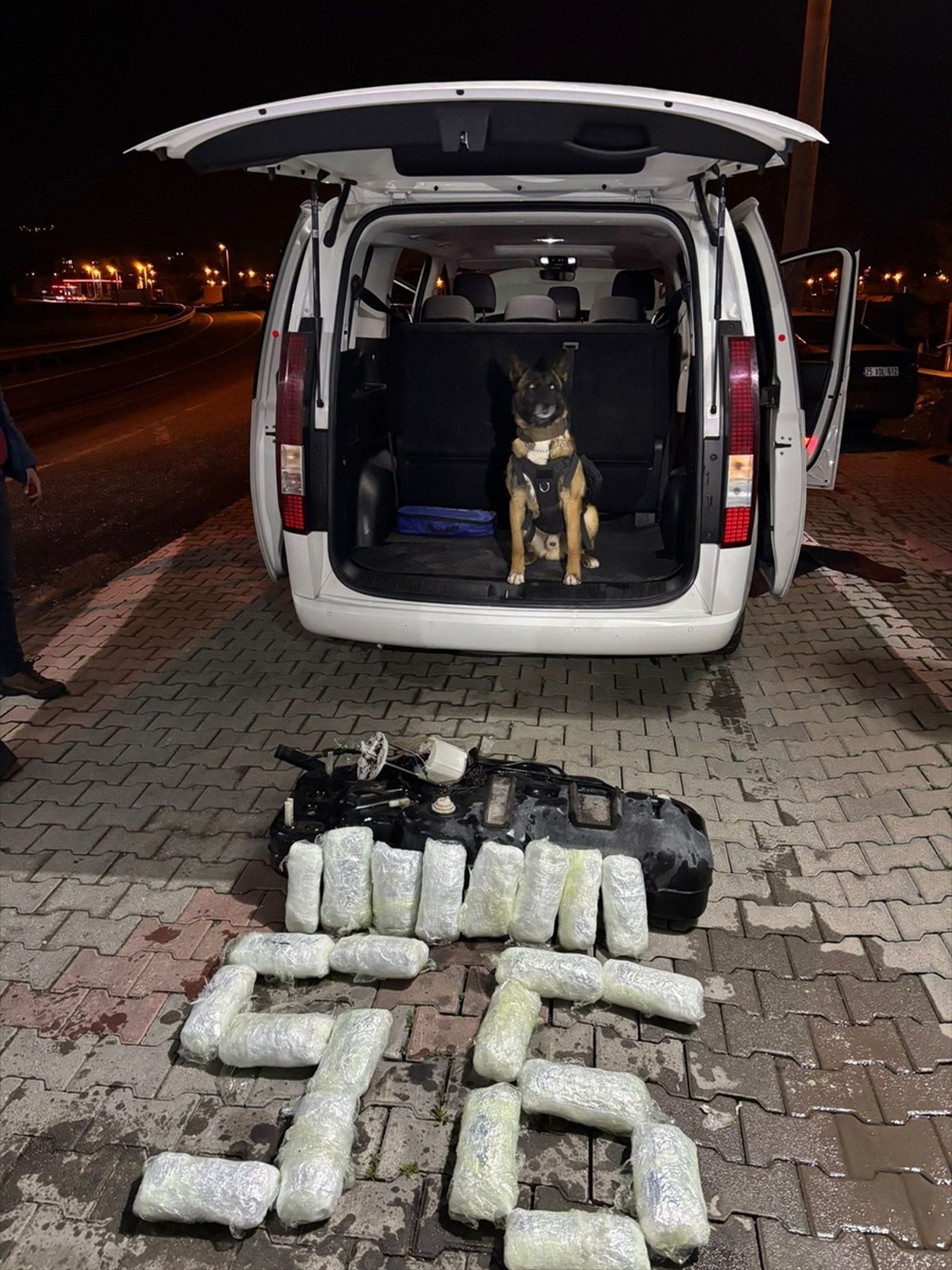 [BELEDIYE · Siirt · Baykan] Siirt'te aracın yakıt deposuna gizlenmiş 9 kilo 700 gram esrar ele geçirildi