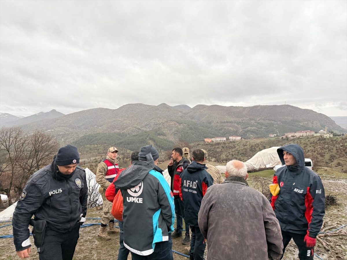 [BELEDIYE · Siirt · Baykan] Siirt'te şiddetli yağış ve fırtınada barınakları yıkılan 20 kişilik aile tahliye edildi
