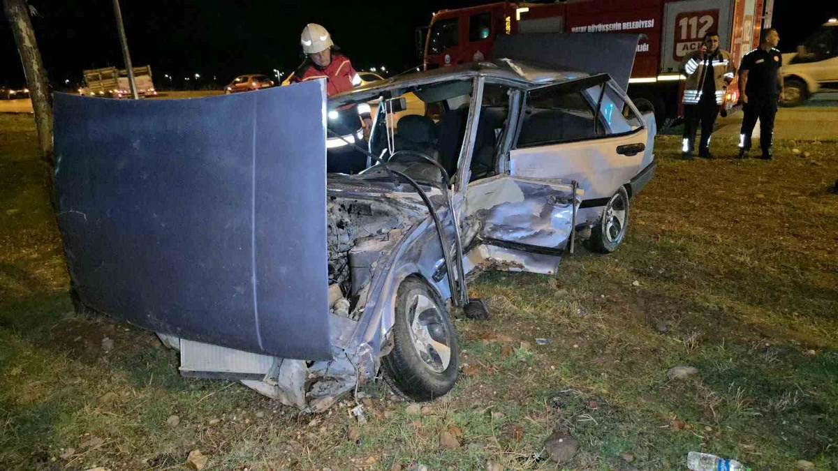 Hatay Hassa'da iki otomobil çarpıştı, Fiat Tofaş hurdaya döndü, 4 kişi yaralandı
