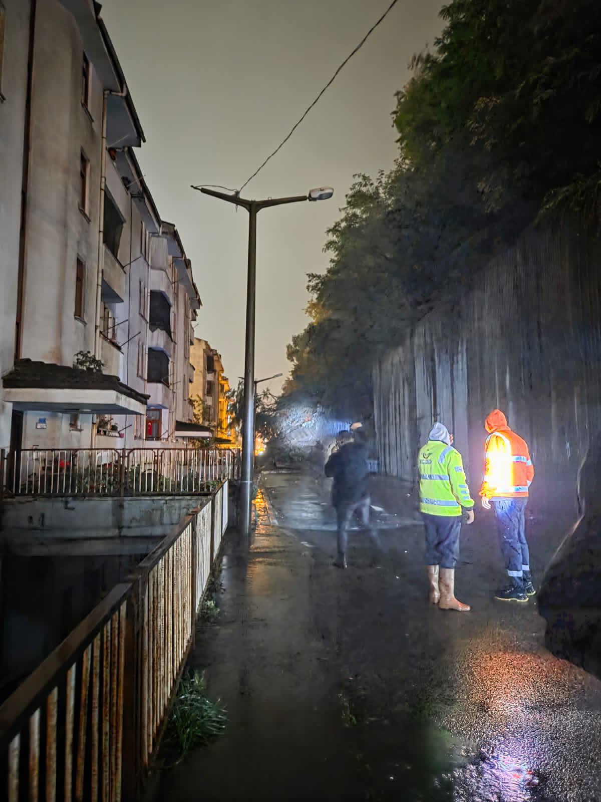 Zonguldak Kilimli'de ÇATES lojmanlarında istinat duvarı çöktü, 3 araç hasar gördü