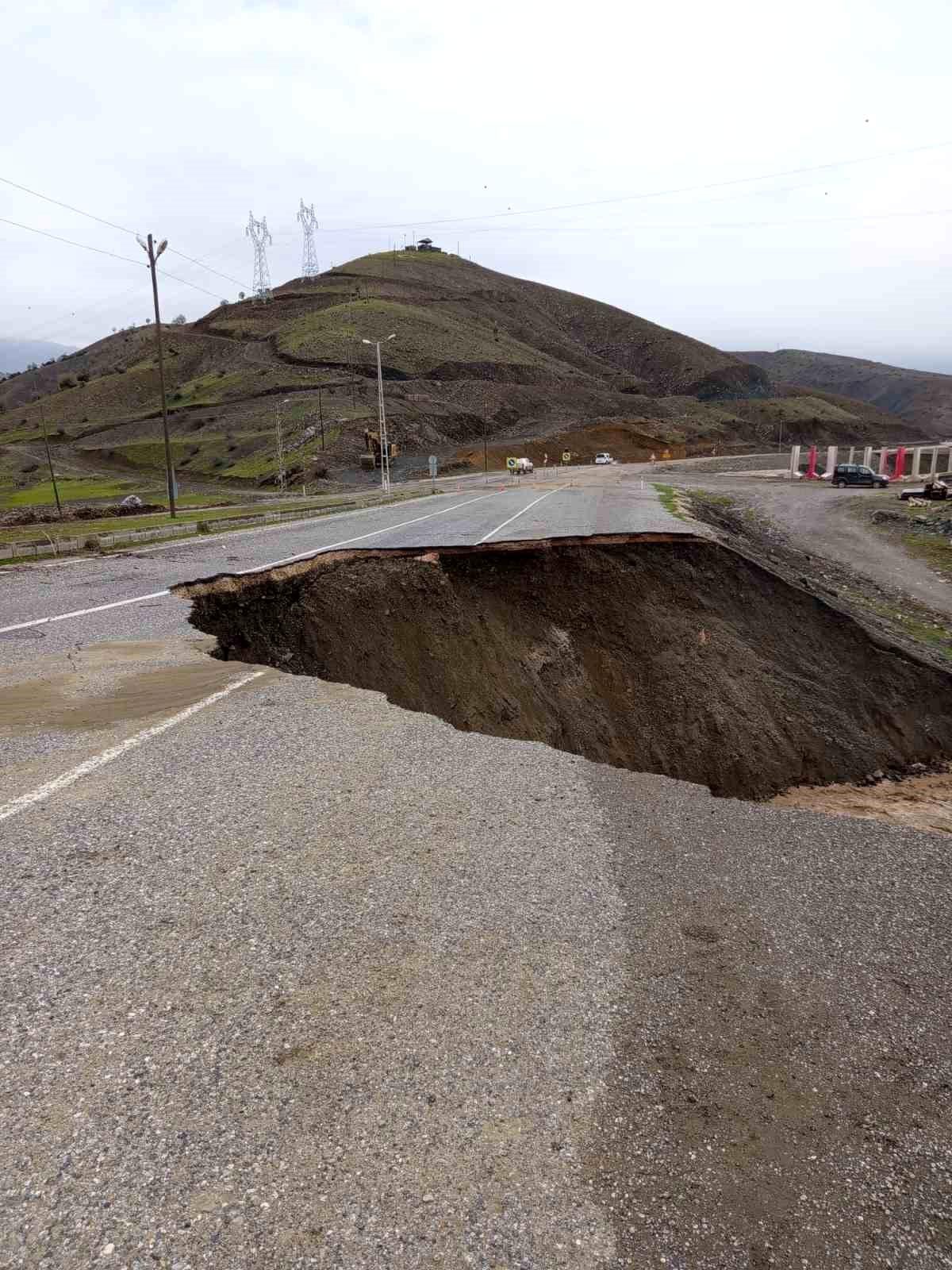 [YEREL / KAMU · Siirt · Eruh] Siirt'te şiddetli yağışların ardından yol çöktü, heyelan meydana geldi