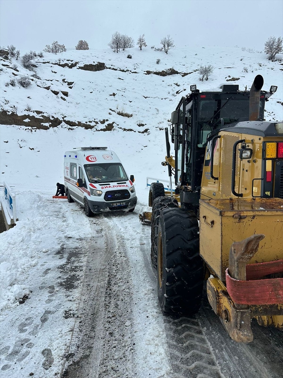 [YEREL / KAMU · Siirt · Eruh] Siirt'te yolları kardan kapanan köylerde mahsur kalan hastalar hastanelere ulaştırıldı