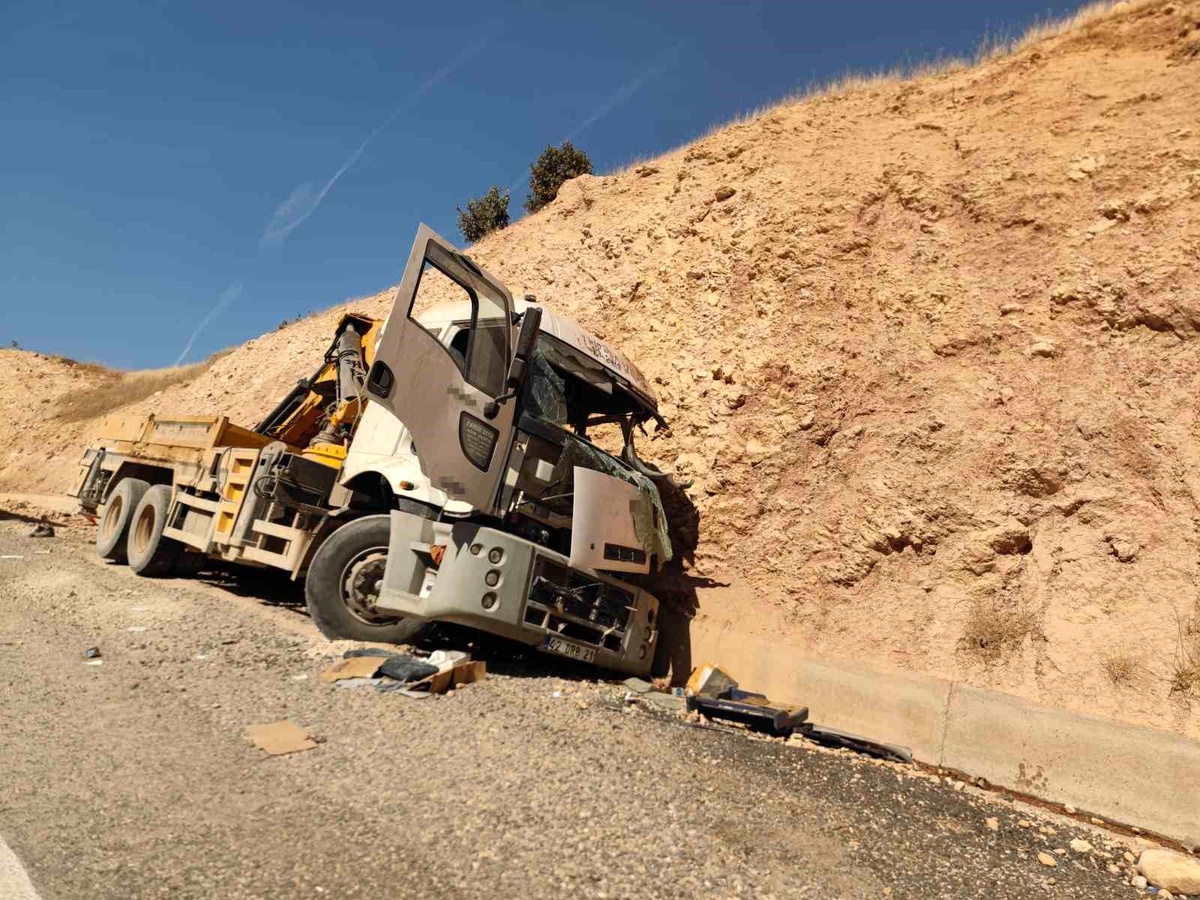 [YEREL / KAMU · Siirt · Eruh] Siirt'te Freni Boşalan Vinç Kazası: 1 Ölü, 1 Yaralı