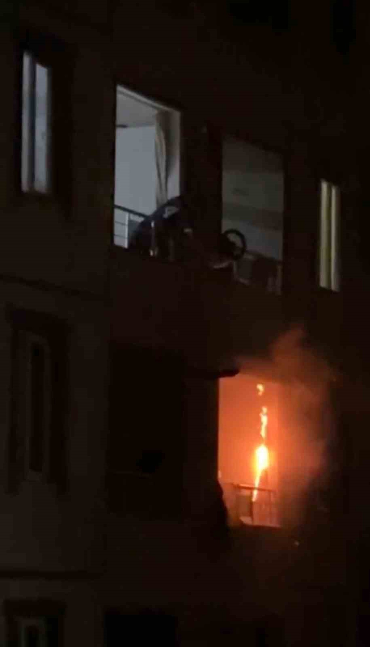 [YEREL / KAMU · Siirt · Kurtalan] Siirt'te Apartman Yangını Kontrol Altına Alındı