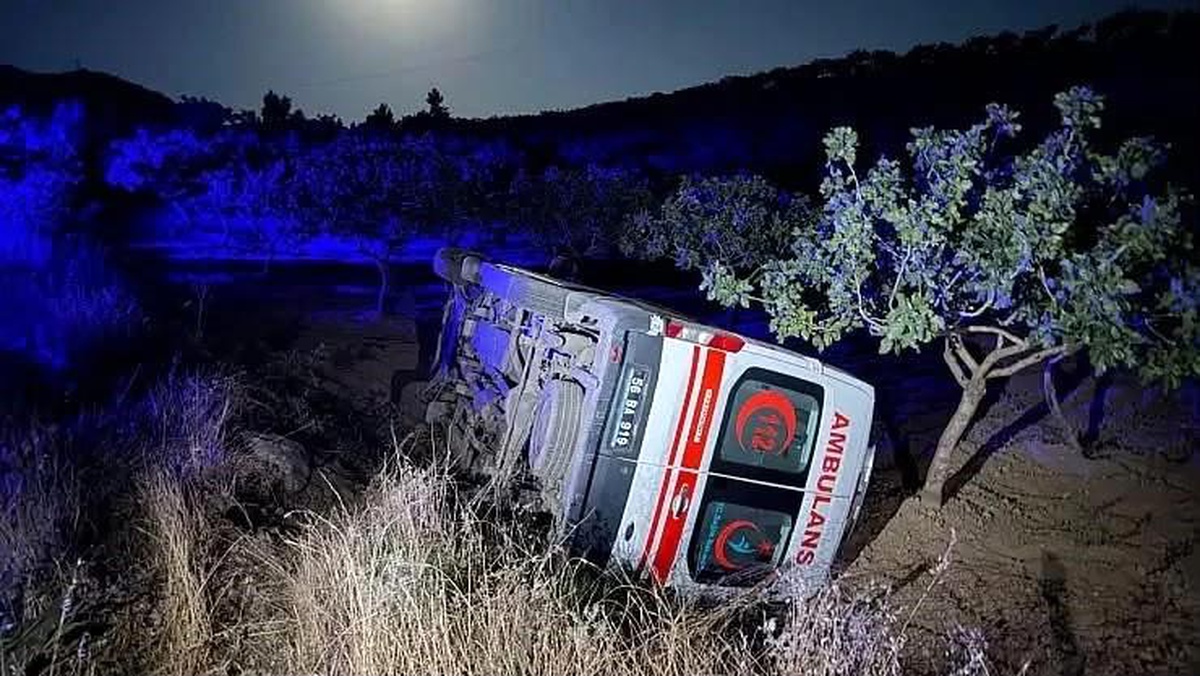 [YEREL / KAMU · Siirt · Pervari] Siirt'te sağlıkçılar devrilen ambulansta kazayı yara atmadan atlattı