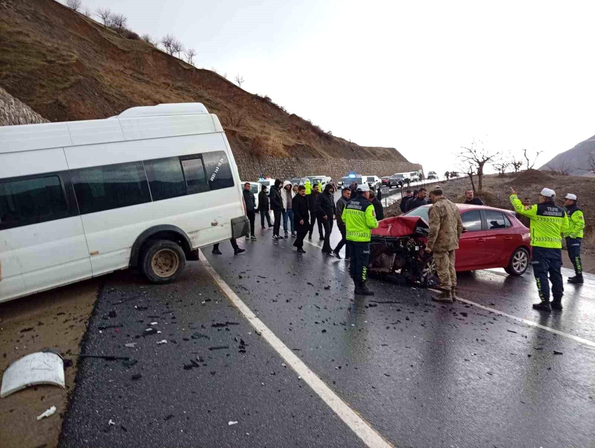 [YEREL / KAMU · Siirt · Pervari] Siirt'te öğrenci servisi ile otomobil çarpıştı: 12 yaralı