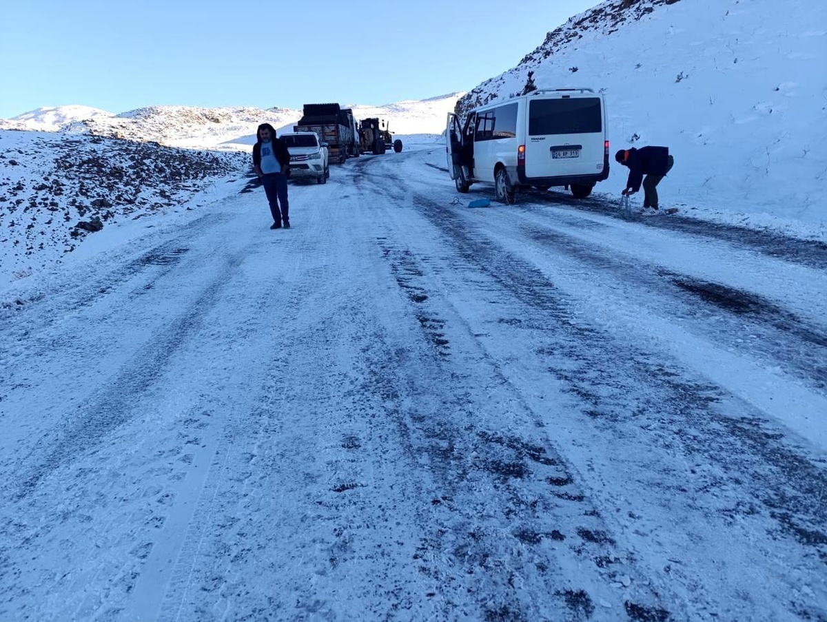 [YEREL / KAMU · Siirt · Pervari] Pervari'de yolcu minibüsü yan yattı
