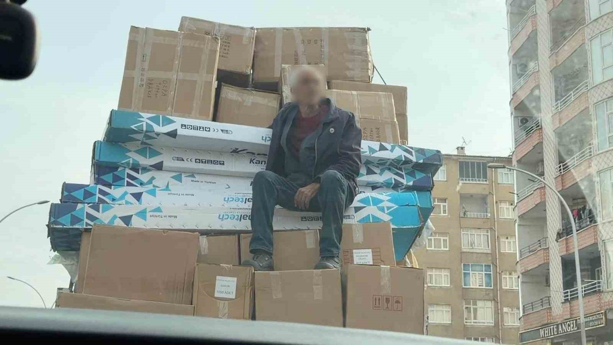 [YEREL / KAMU · Şanlıurfa] Diyarbakır'da kamyonette kolilerin üzerinde oturan şahıs yoğun trafikte görüntülendi
