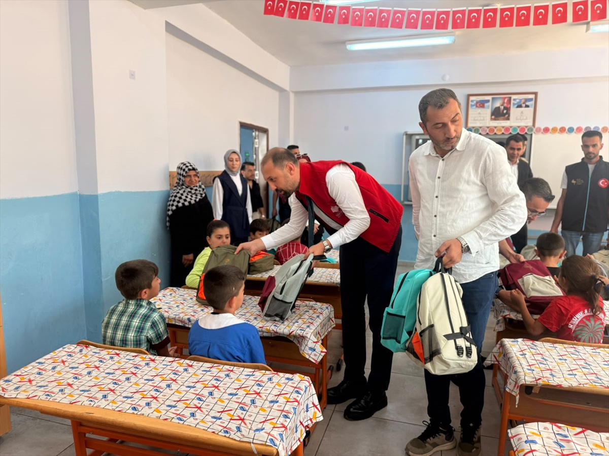 [YEREL / KAMU · Siirt · Şirvan] Bitlis Vakıflar Bölge Müdürlüğünden Siirt'te öğrencilere kitap desteği