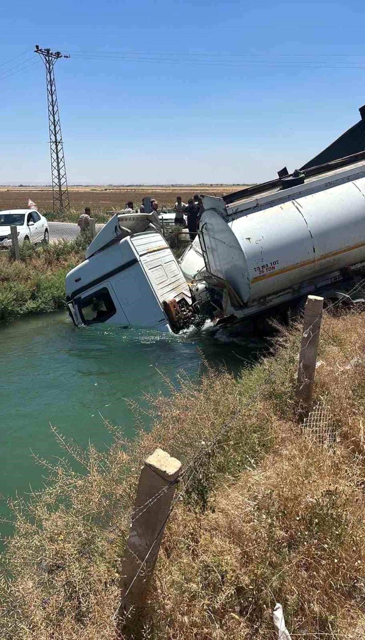 [YEREL / KAMU · Şanlıurfa · Akçakale] Şanlıurfa'da tanker ve kamyon sulama kanalına düştü: 2 yaralı