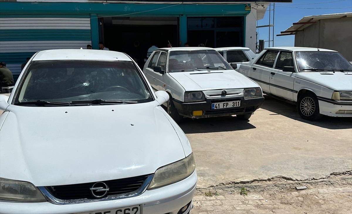 [YEREL / KAMU · Şanlıurfa · Akçakale] Şanlıurfa'da iş yerine düzenlenen silahlı saldırıda 5 otomobil zarar gördü