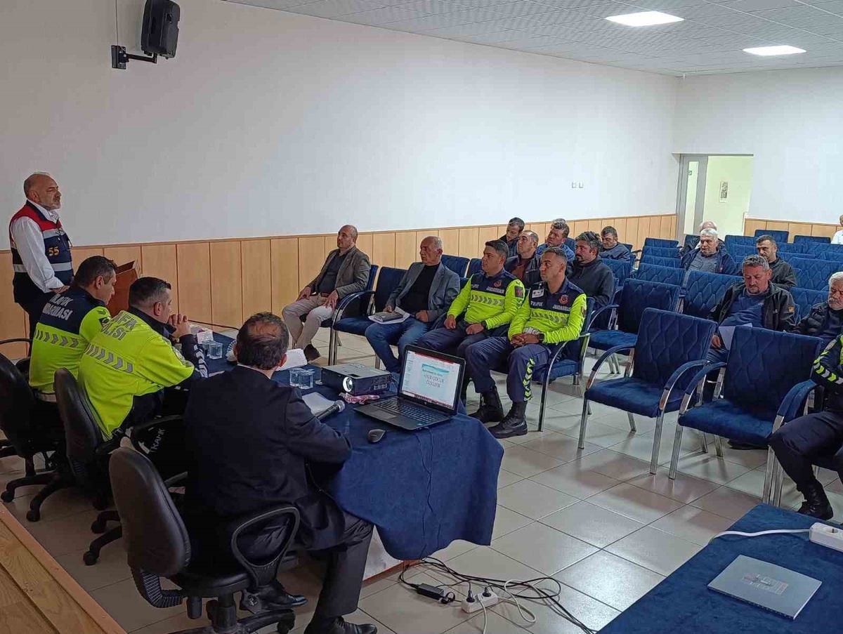 [BELEDIYE · Samsun] Samsun Ladik'te okul servis şoförlerine trafik güvenliği ve mevzuat eğitimi verildi