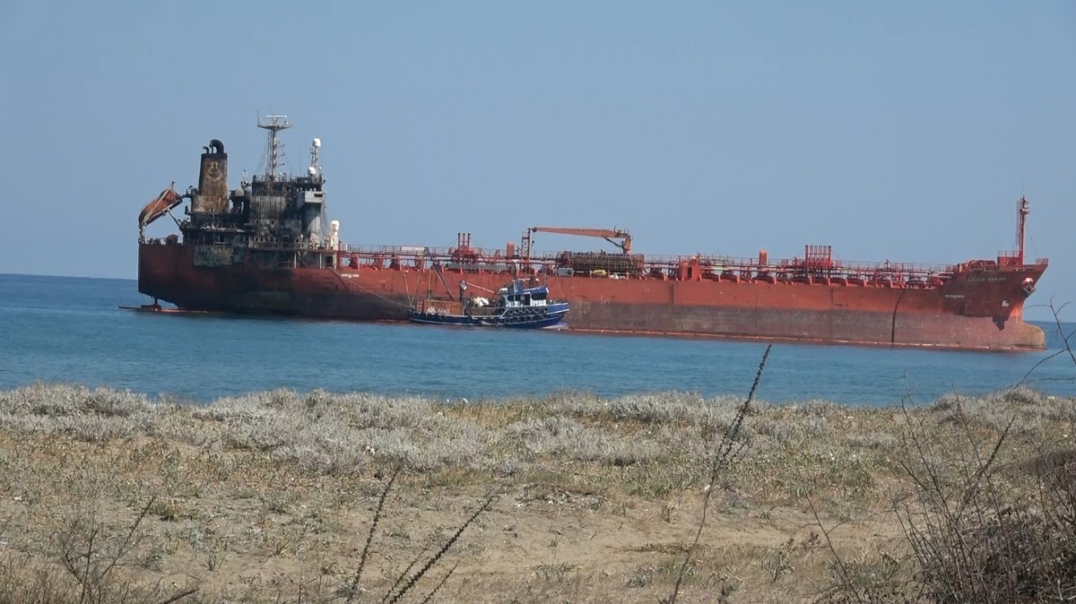 [BELEDIYE · Samsun · Alaçam] Karadeniz'de dron saldırısına uğrayan gemi Samsun'da karaya oturdu