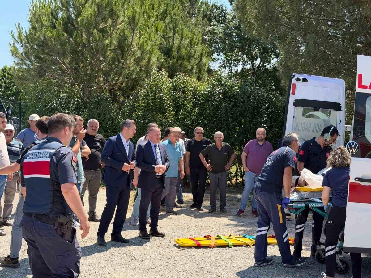 [BELEDIYE · Samsun · Alaçam] Alaçam'da traktör devrildi: Yaralı sürücü ambulans helikopterle sevk edildi