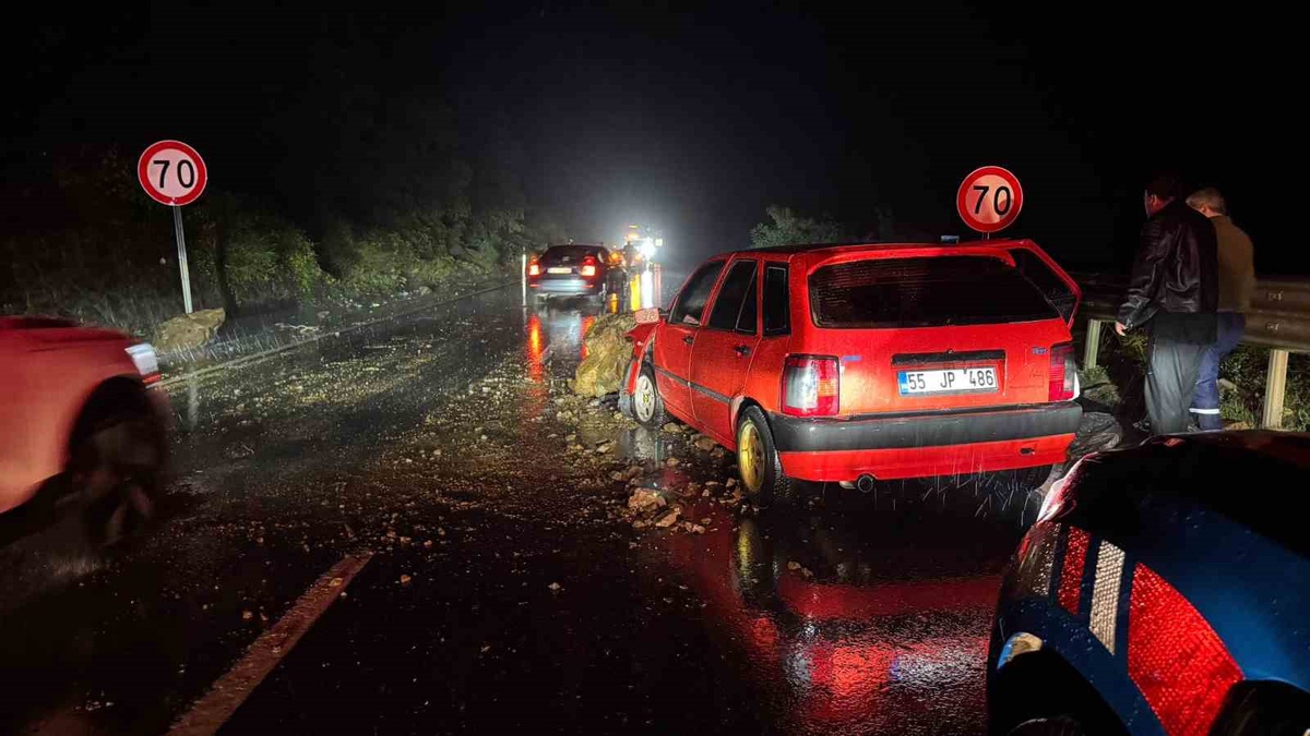 Zonguldak Alaplı'da yağış sonrası kaya iki otomobile hasar verdi