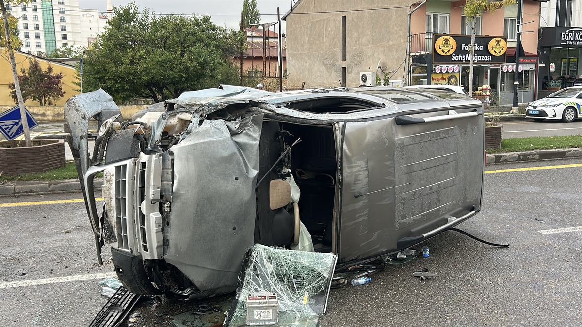 Sivas'ta yağış nedeniyle kayganlaşan yolda devrilen araçta 4 kişi yaralandı