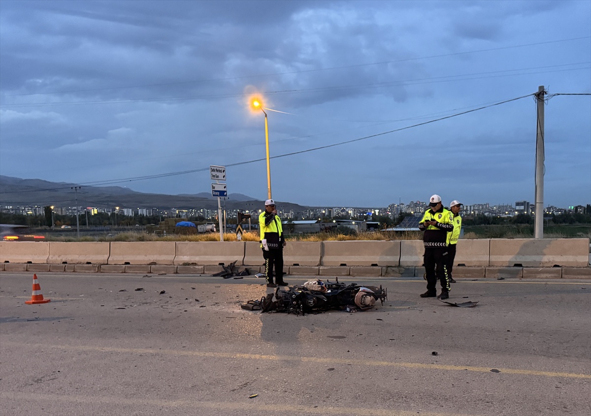 Niğde'de motosiklet otomobile arkadan çarptı, 2 kişi ağır yaralandı